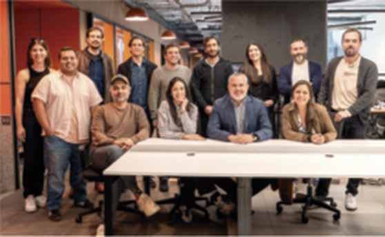 El equipo de dO.Do reunido en la oficina, de pie y sentado alrededor de una mesa