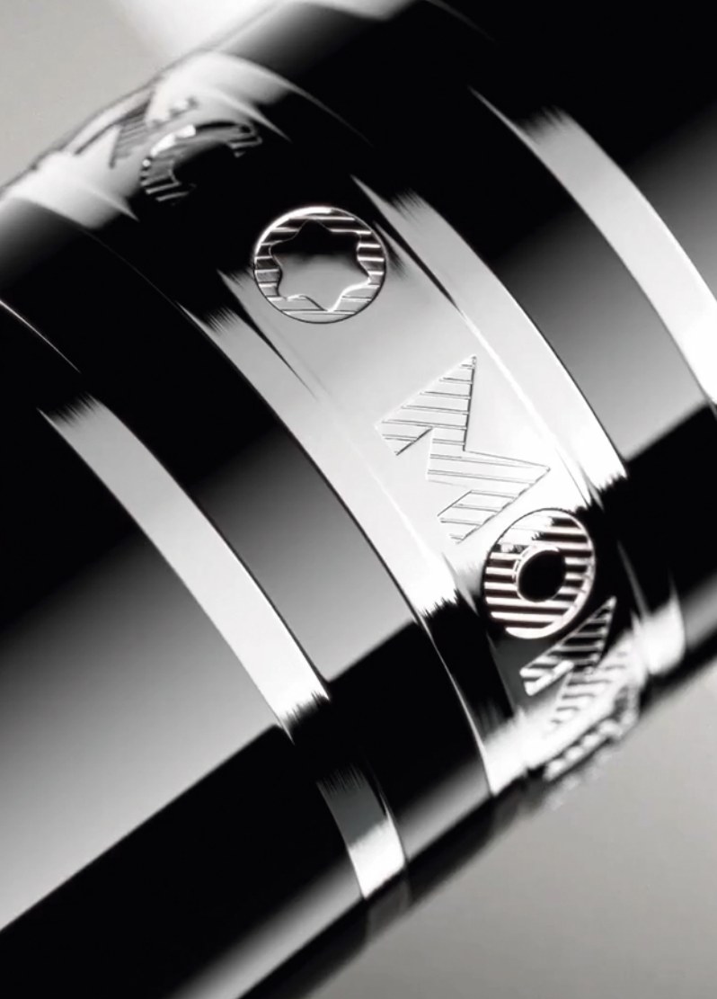 Detalle en blanco y negro de un anillo metálico con grabados