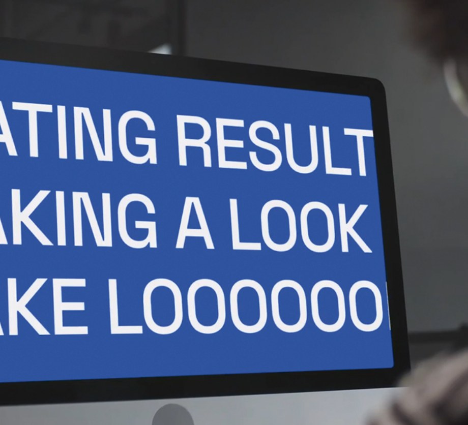 Pantalla de computador con un mensaje sobre resultados en letras grandes